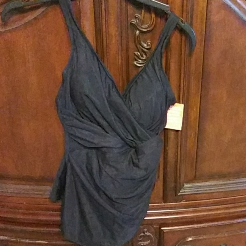 NWT Slimming bathing suit.Lands' End brand. Size 6